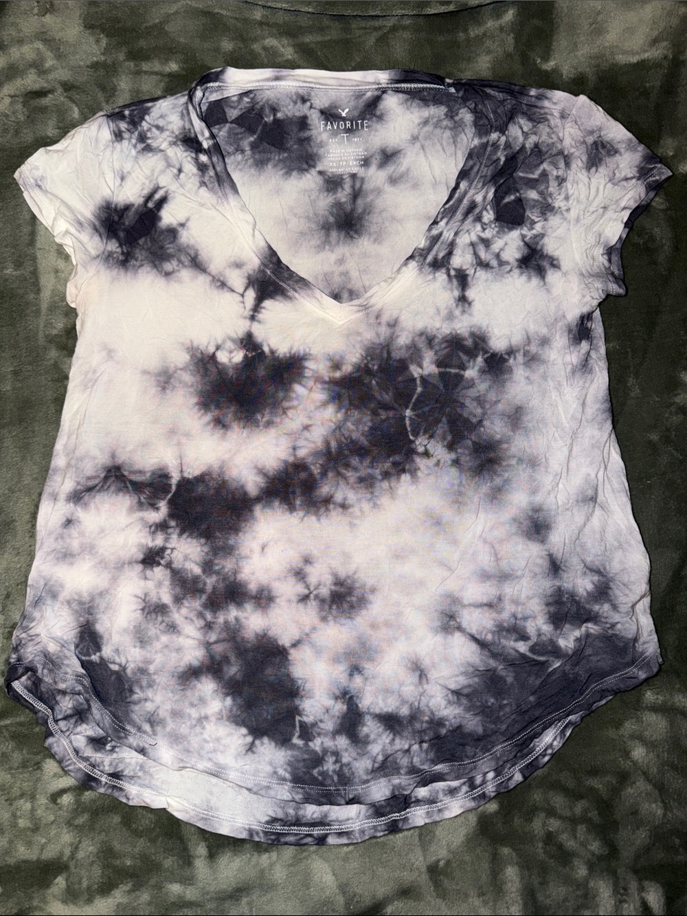 American Eagle Outfitters Black & White Tie-Dye V-Neck Tee